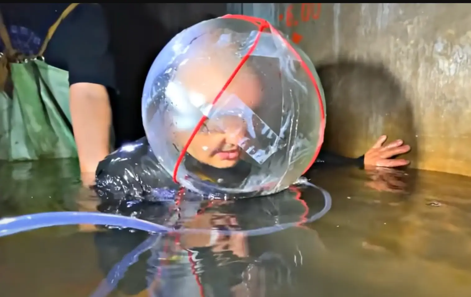 He couldn't see anything. (@kreosann / YouTube)