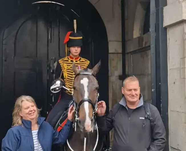 The guard's parents came to see her while she was working (YouTube/ BUSKA IN THE PARK)
