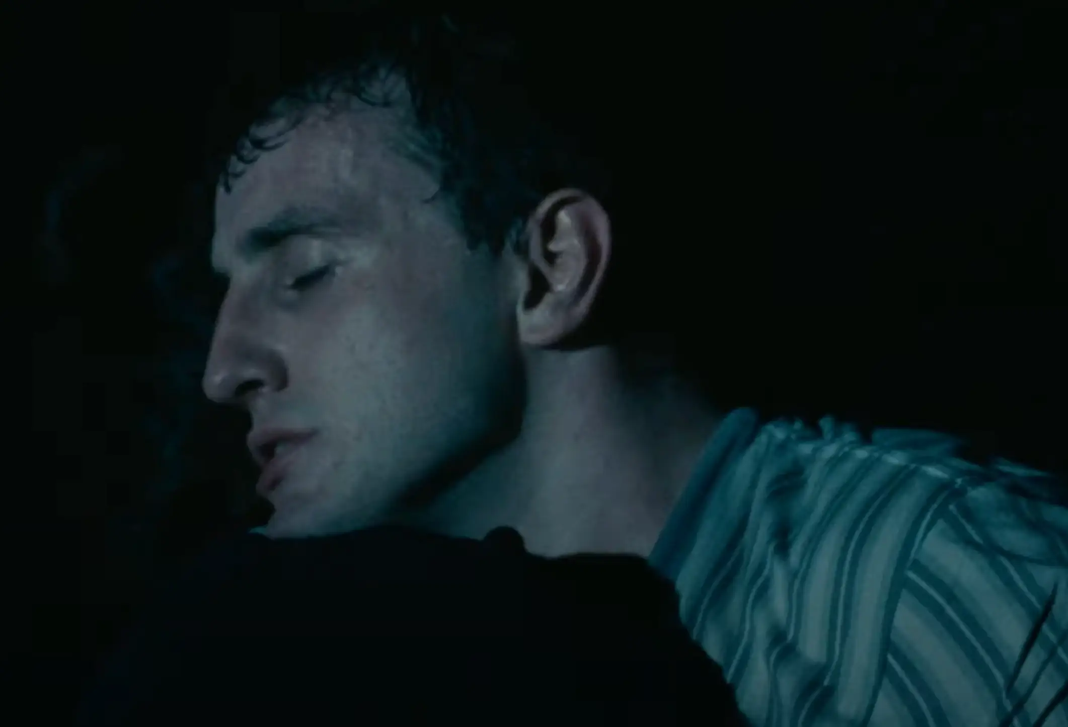 The scene from Aftersun is very similar to the John Lewis advert (A24)