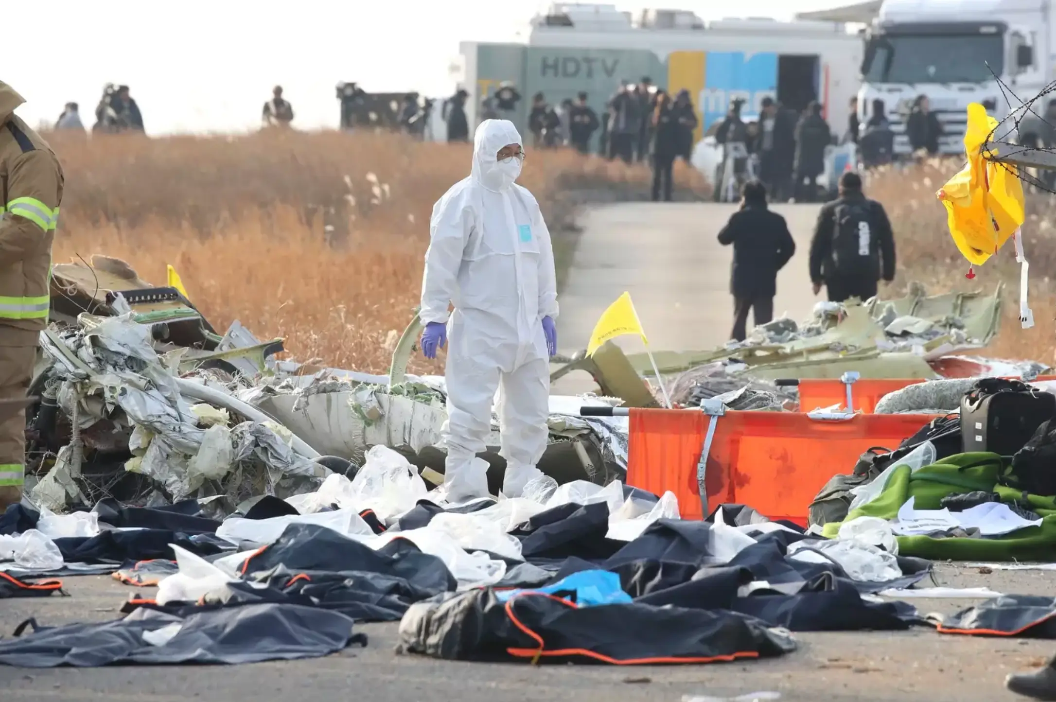 Authorities are still searching for debris and missing bodies (Chung Sung-Jun/Getty Images)