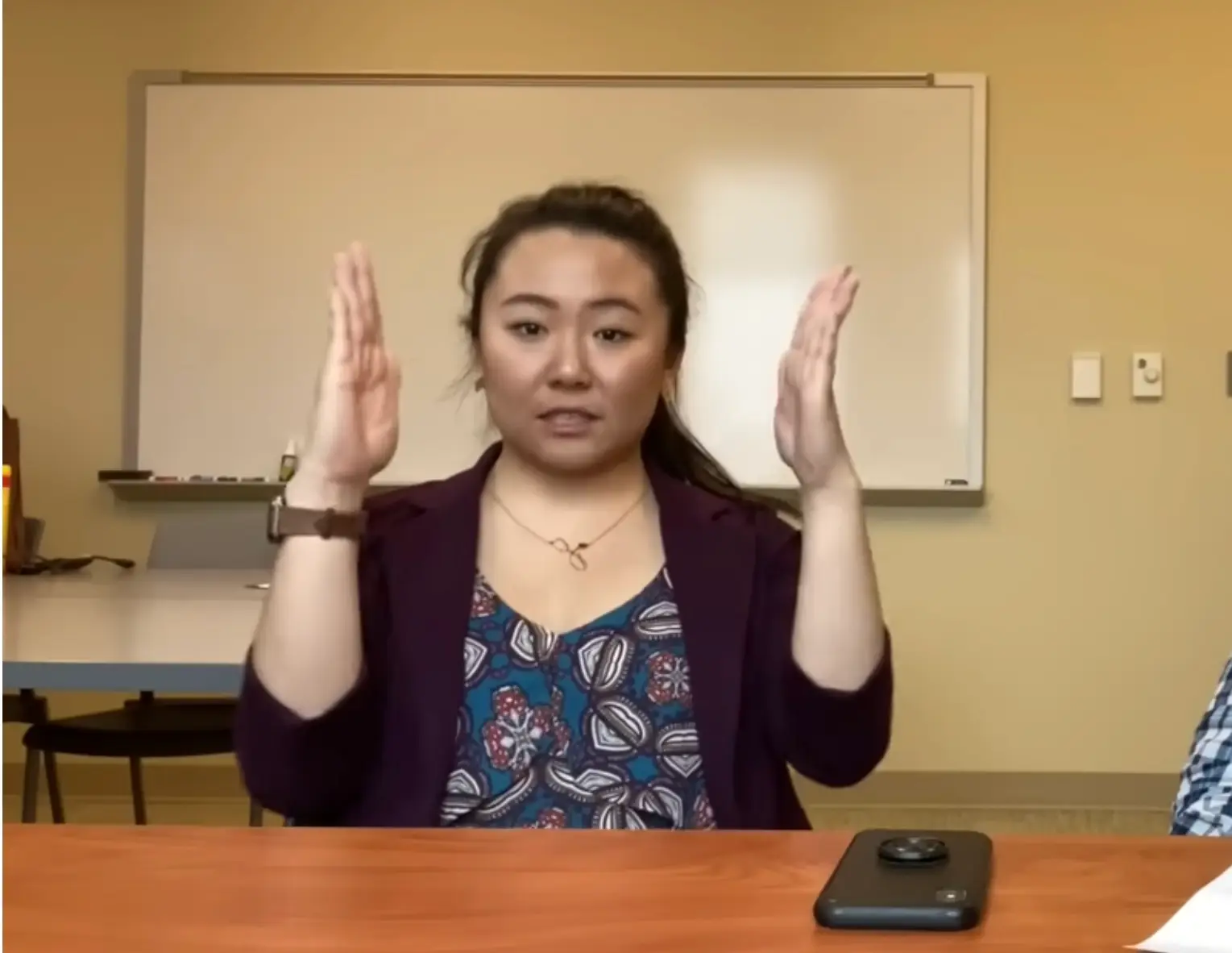 Kirsten Carlson does not have an internal monologue and instead visualises her thoughts.