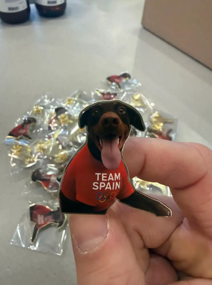 Olivia's limited Team Linda pin (TikTok/Oliviasmartxox) 