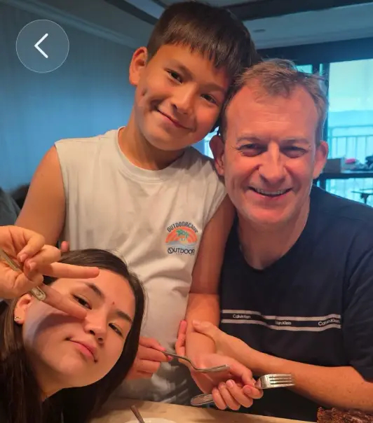 This is what the BBC Dad and his interview interrupting kids look like now (X/@Robert_E_Kelly)