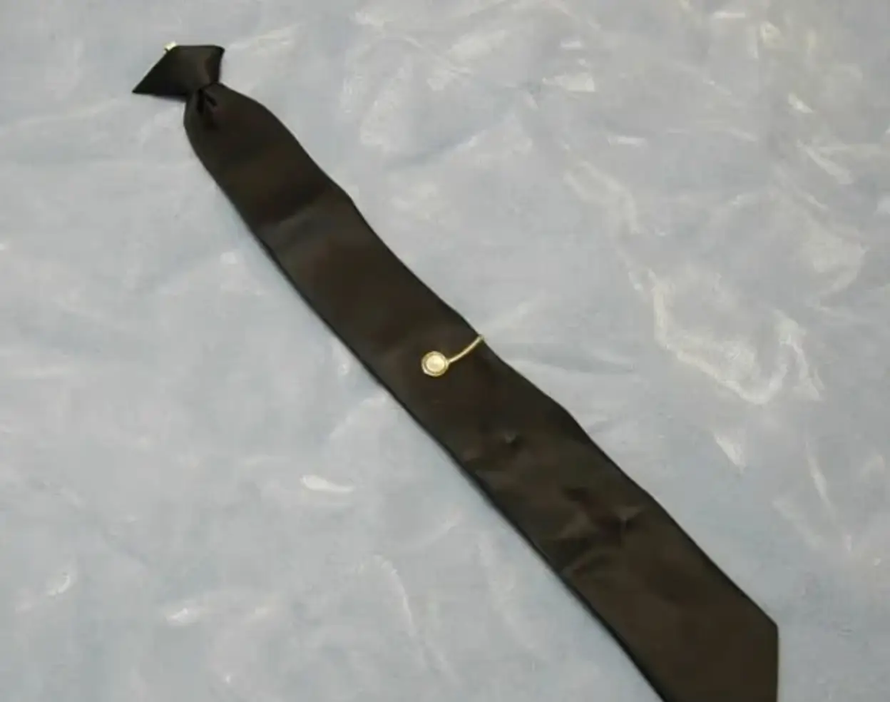The clip-on tie which Rollins believes further links Joe Lakich to DB Cooper, which the FBI were able to get a partial DNA profile from (FBI)