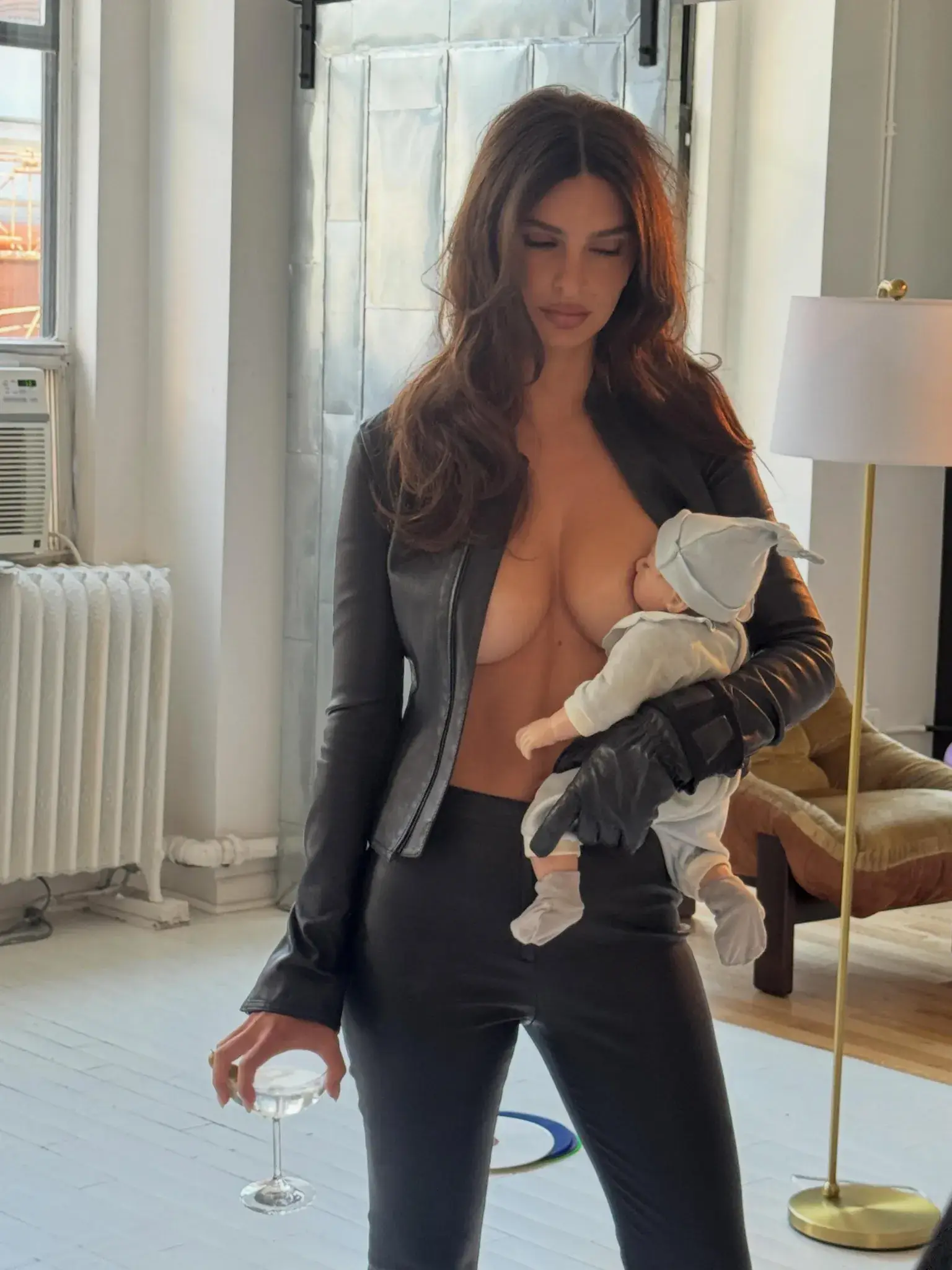 The image has caused controversy online (Instagram/@emrata)