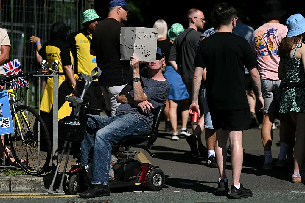 Hundreds of people hung around outside Heaton Park looking for tickets. (OLI SCARFF via Getty Images)