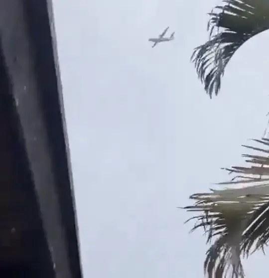 The plane could be seen descending at speed (X/GloboNews)