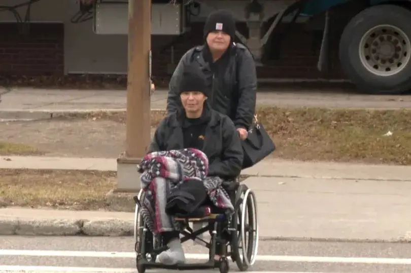Jason Kennedy underwent an operation to have his leg amputated. (aptnNEWS)