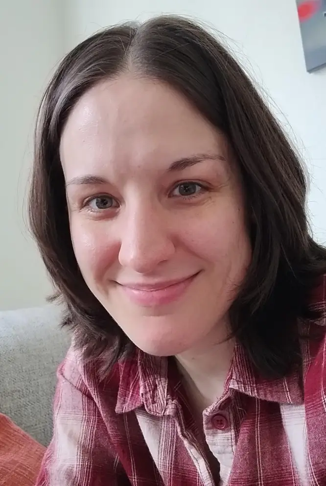 The woman stopped eating carrots and returned to her normal skin tone (Reddit)