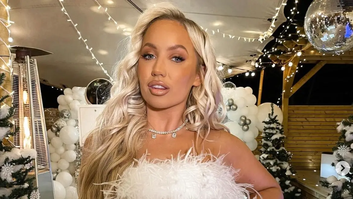 Instagram @elledarby_