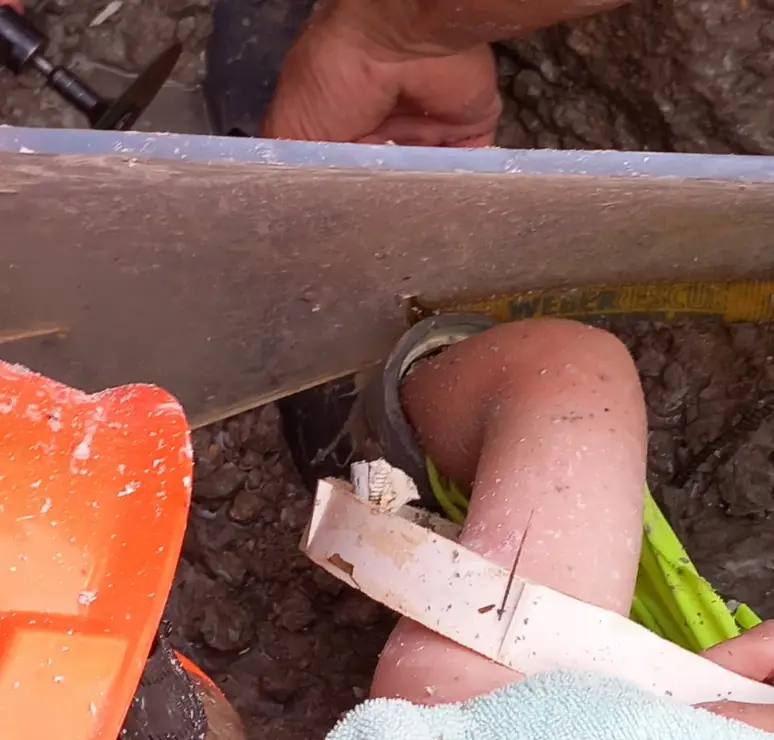 The boy wasn't seriously hurt after responders dug him out of the pool (Bombers de Mallorca)