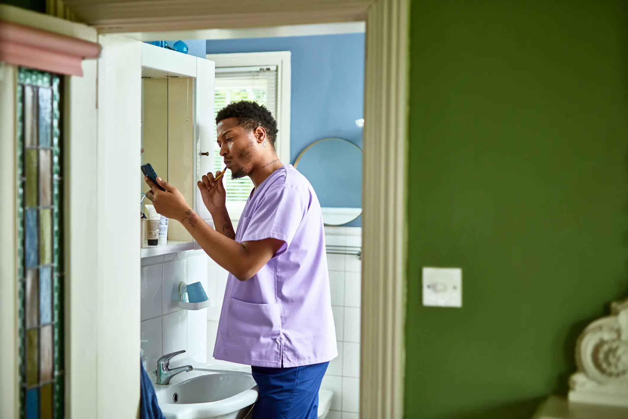 Brush before breakfast, dentists say, though many people are busy. (Getty Stock Photo)