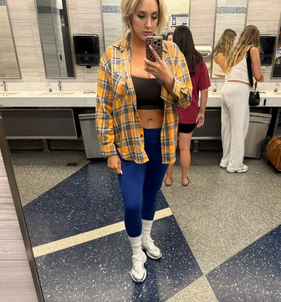 The outfit in question (X/@‌saracheeky1)