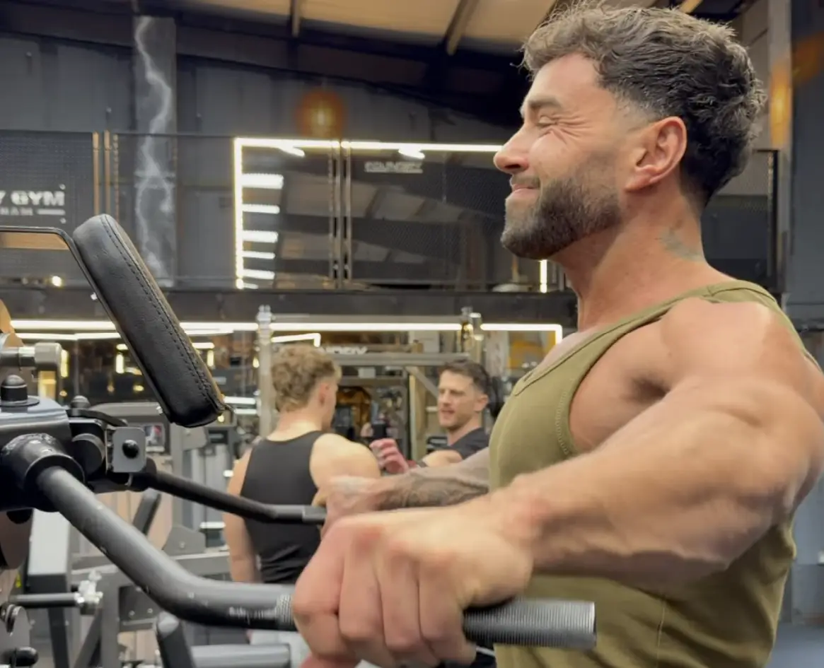 Online fitness trainer Tom takes a cocktail of peptides daily (instagram/@tom_t4fitness)