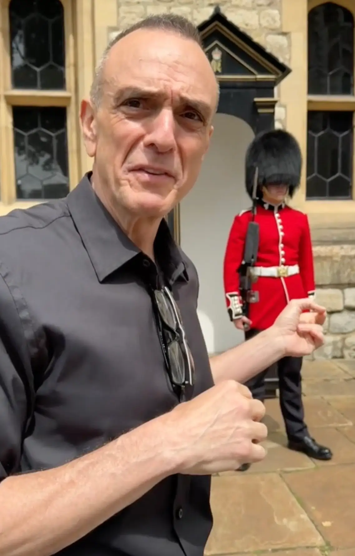 The voice actor tried to crack the King's Guard with some impressions from The Simpsons (TikTok/@thehankazaria)