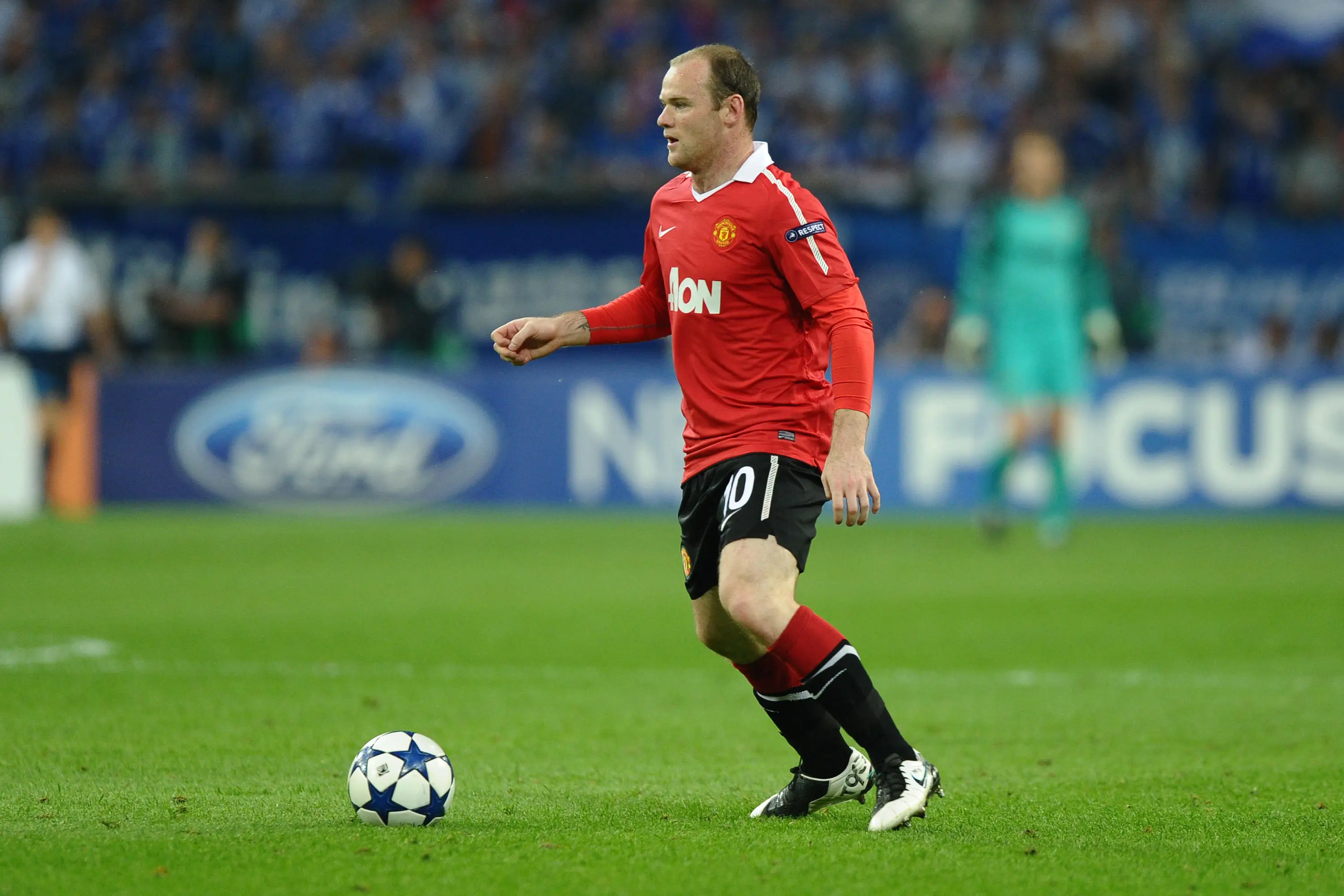 Manchester's Wayne Rooney dribbles the ball in the UEFA Champions League semi-finals first leg FC Schalke 04 vs. Manchester United Photo: Revierfoto / Alamy