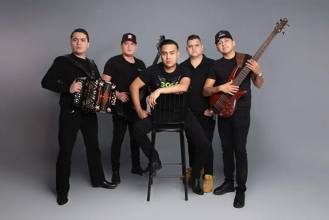 Four out of the five regular band members were were playing at a Father's Day show at the Kaprishosa bar in Guadalupe, Nuevo León on Sunday (Facebook/Los Junior's de Monterrey)
