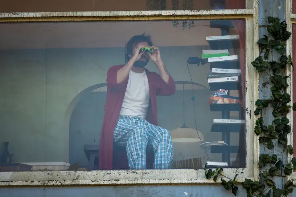 An unidentified performance actor did the stunt (Netflix)