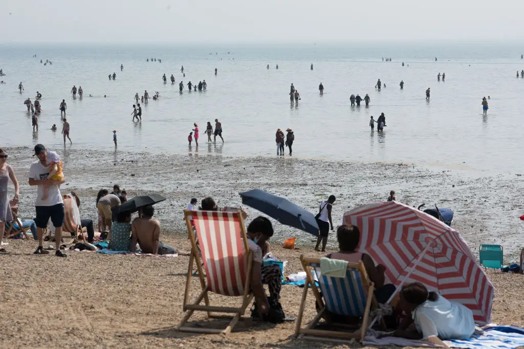It's important to stay safe in the heat this weekend. ( John Keeble/Getty Images)