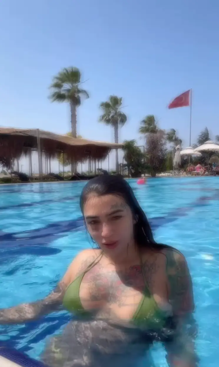 The singer was said to be promoting the Turkish clinic (Instagram/anabmusic)