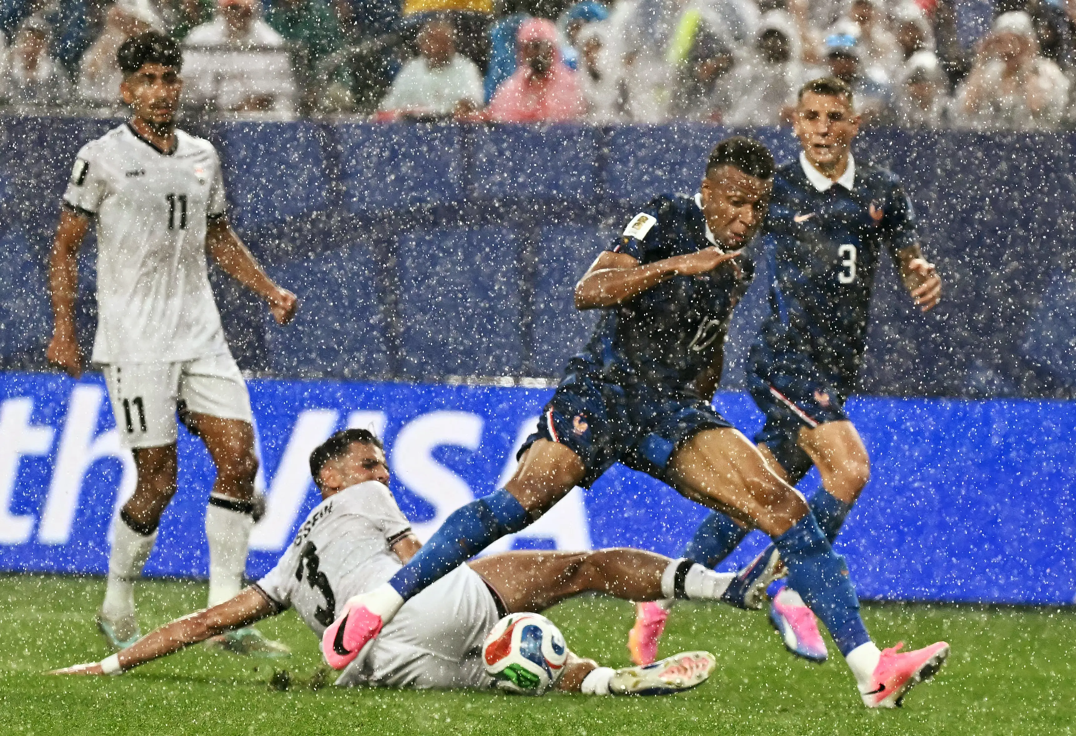 The game got underway in heavy rain (Jewel SAMAD / AFP via Getty Images)