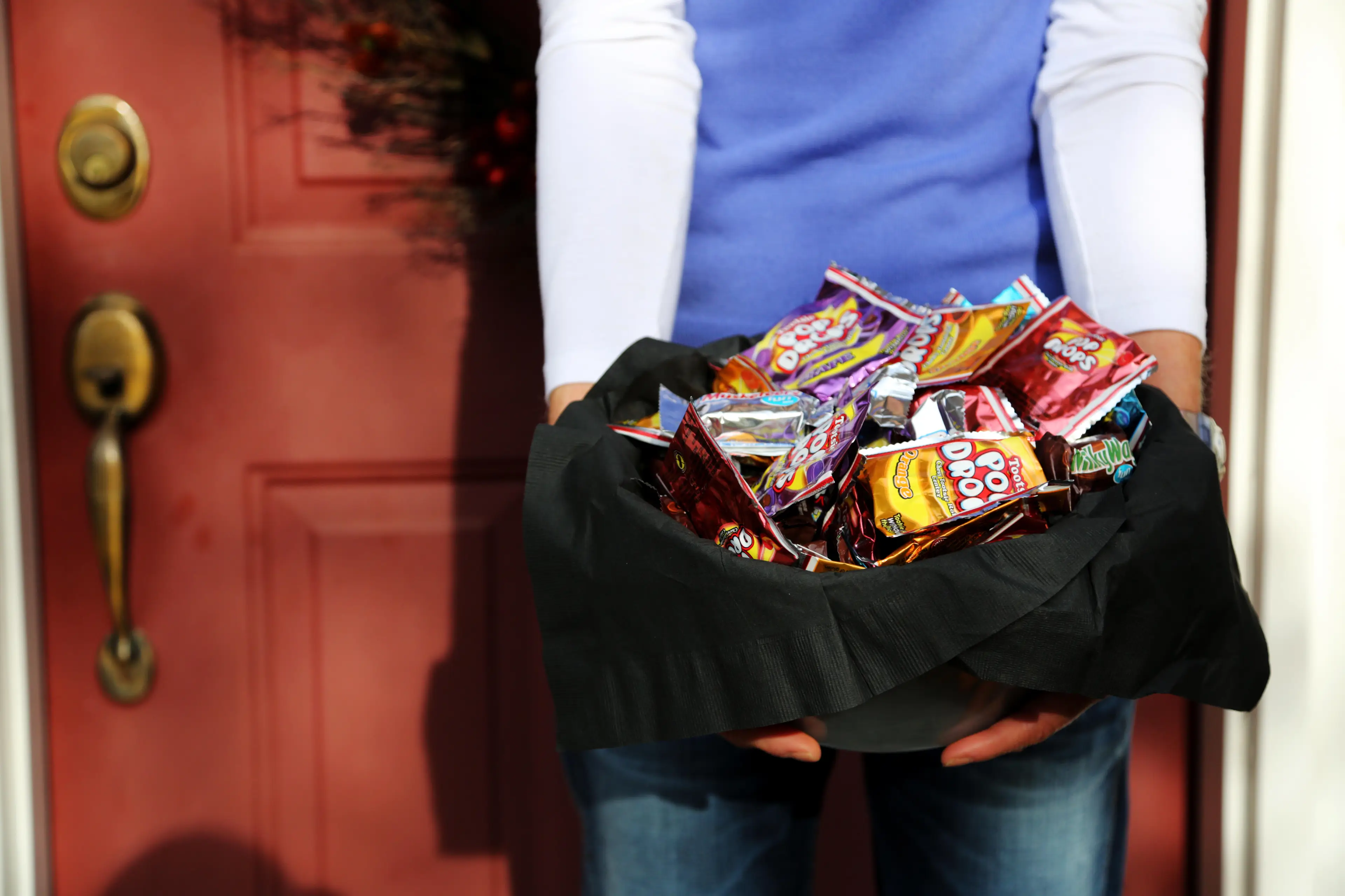 Lindsey's son was close to eating the sweet and getting injured by the concealed blade.
