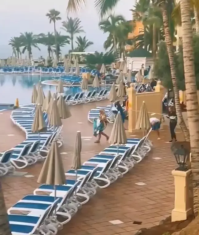 Holidaymakers began scrambling to get a precious lounger.