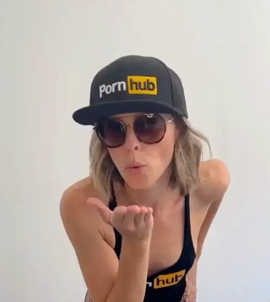 The 40-year-old has won awards for her content (Instagram/@serenitycox.official)