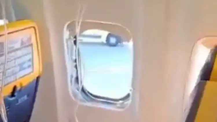 The broken window on the Ryanair flight (X)