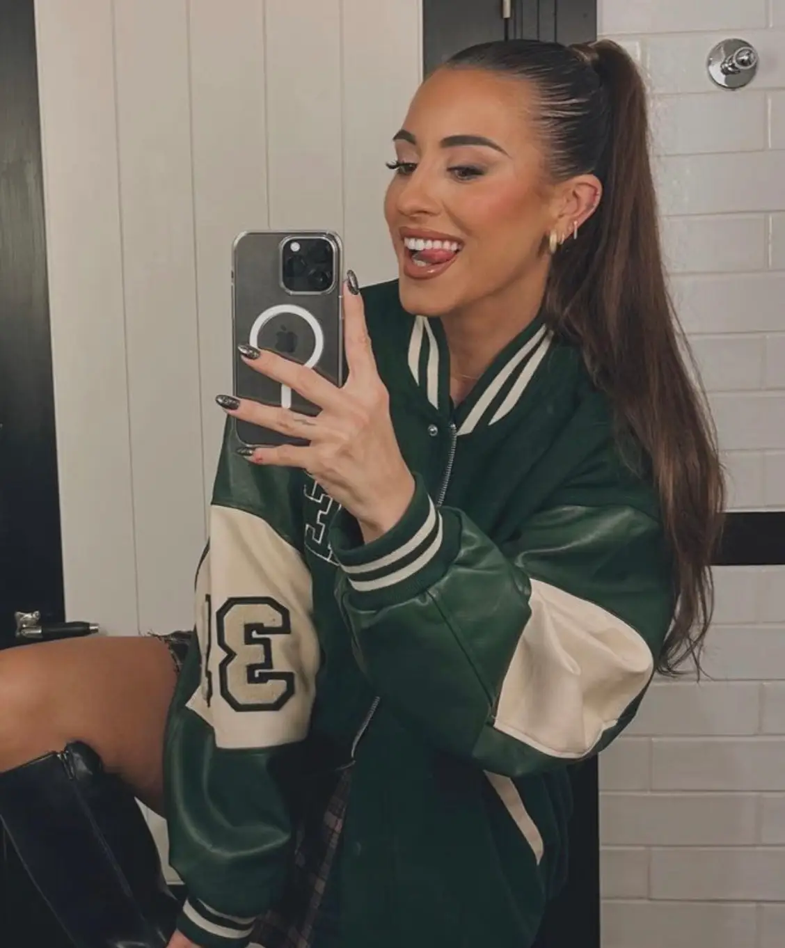 Paula Gonu ate part of her knee.