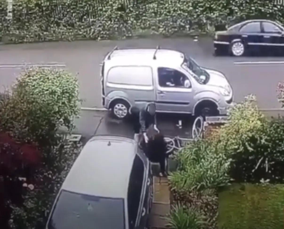 And TikTok users are divided on who is in the wrong.