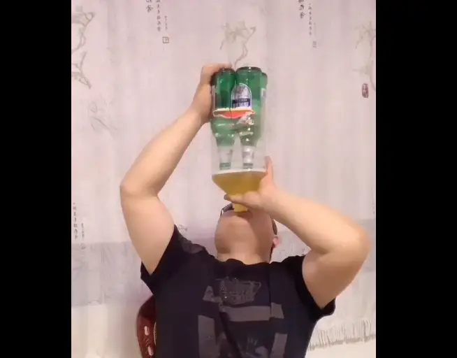 Pangazi's 4-in-1 beer drinking technique. (X/@hebeipangzai)