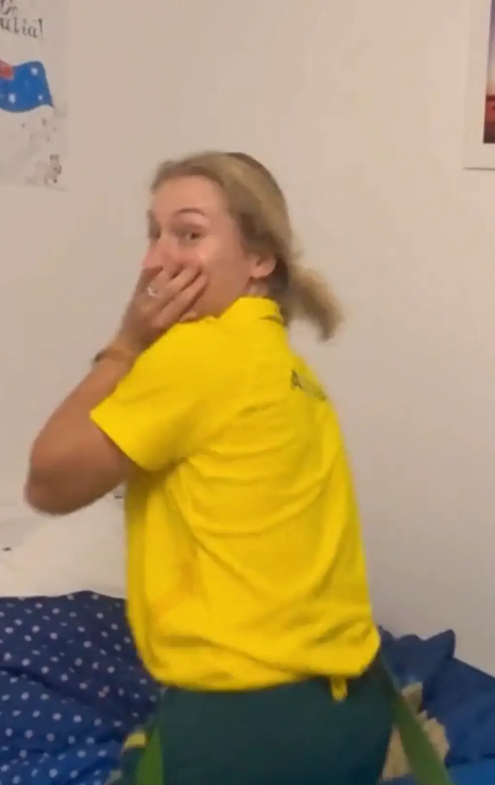 The bed seemed to give way. (TikTok/@dasha_tofu)