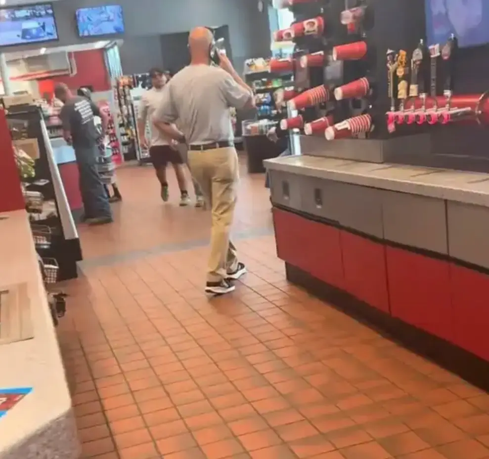 The man who gave the dad a verbal lashing got a lot of flack online (TikTok/@tylerbrodsky2)