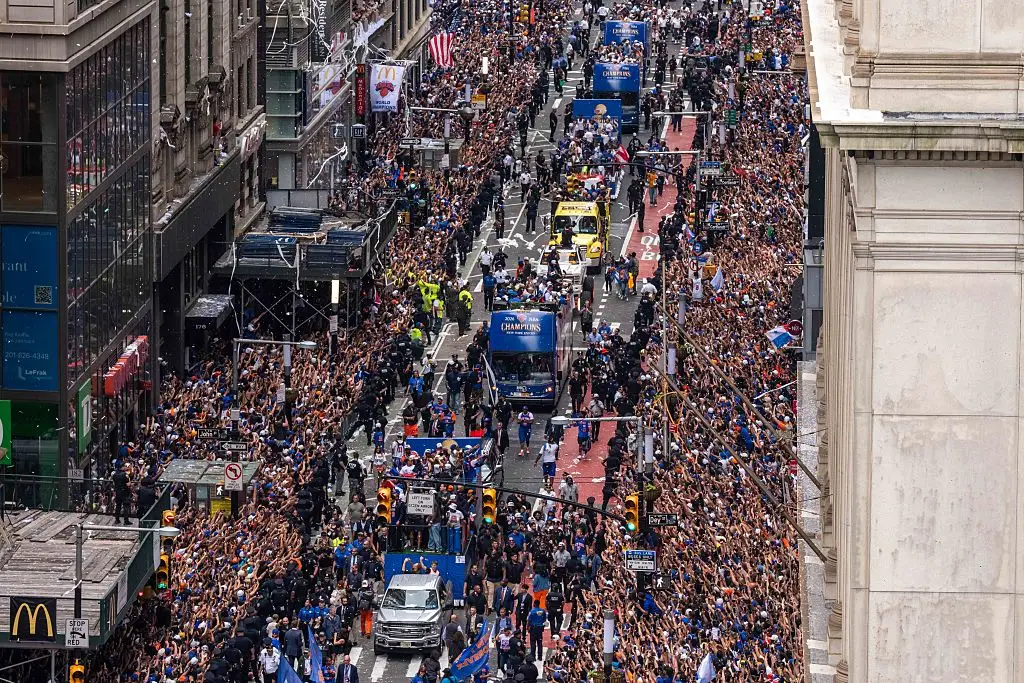 Many people showed up for the New York Knicks victory parade (Adam Gray/Getty Images)