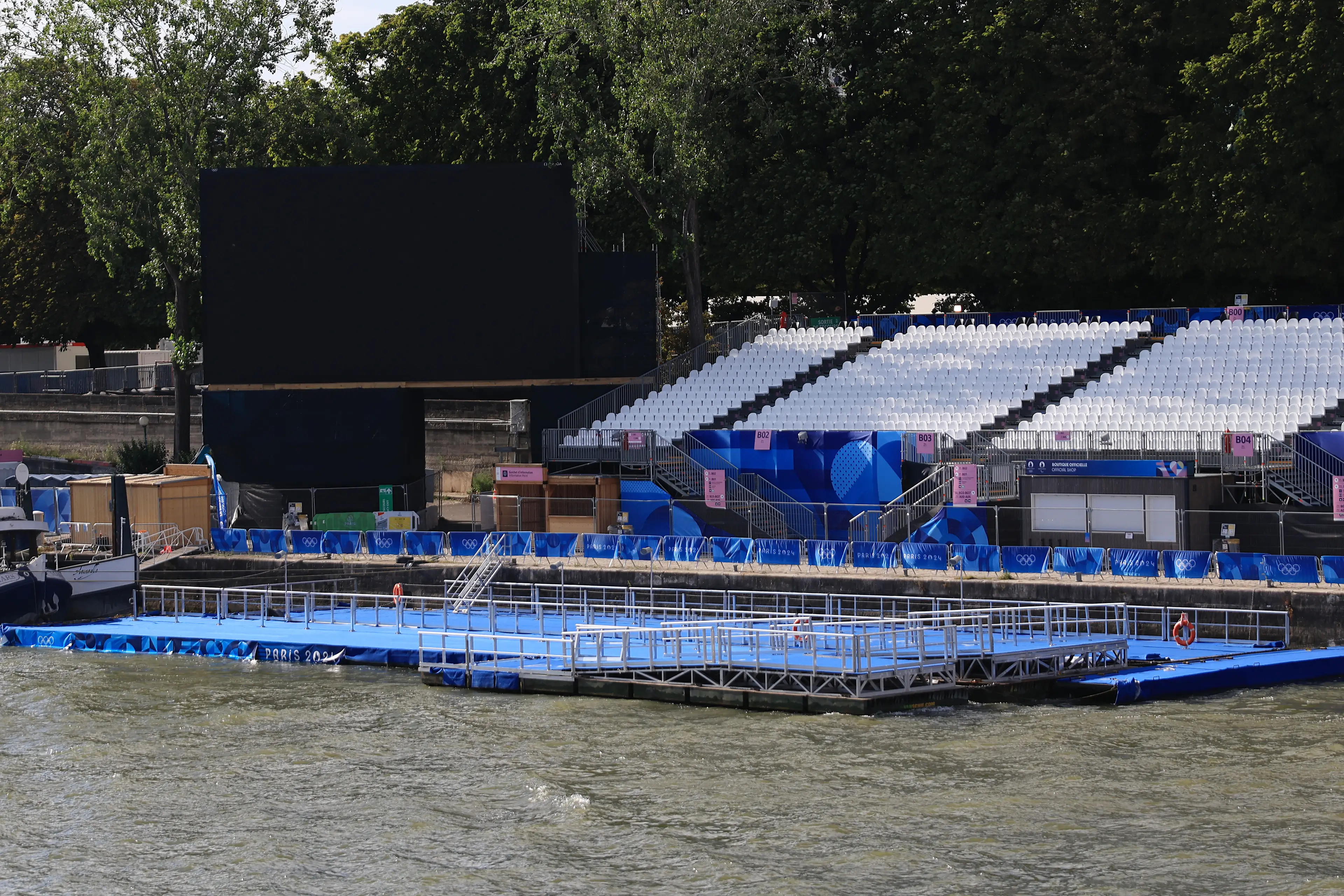 An empty stand on the banks of the Seine (Maja Hitij/Getty Images)