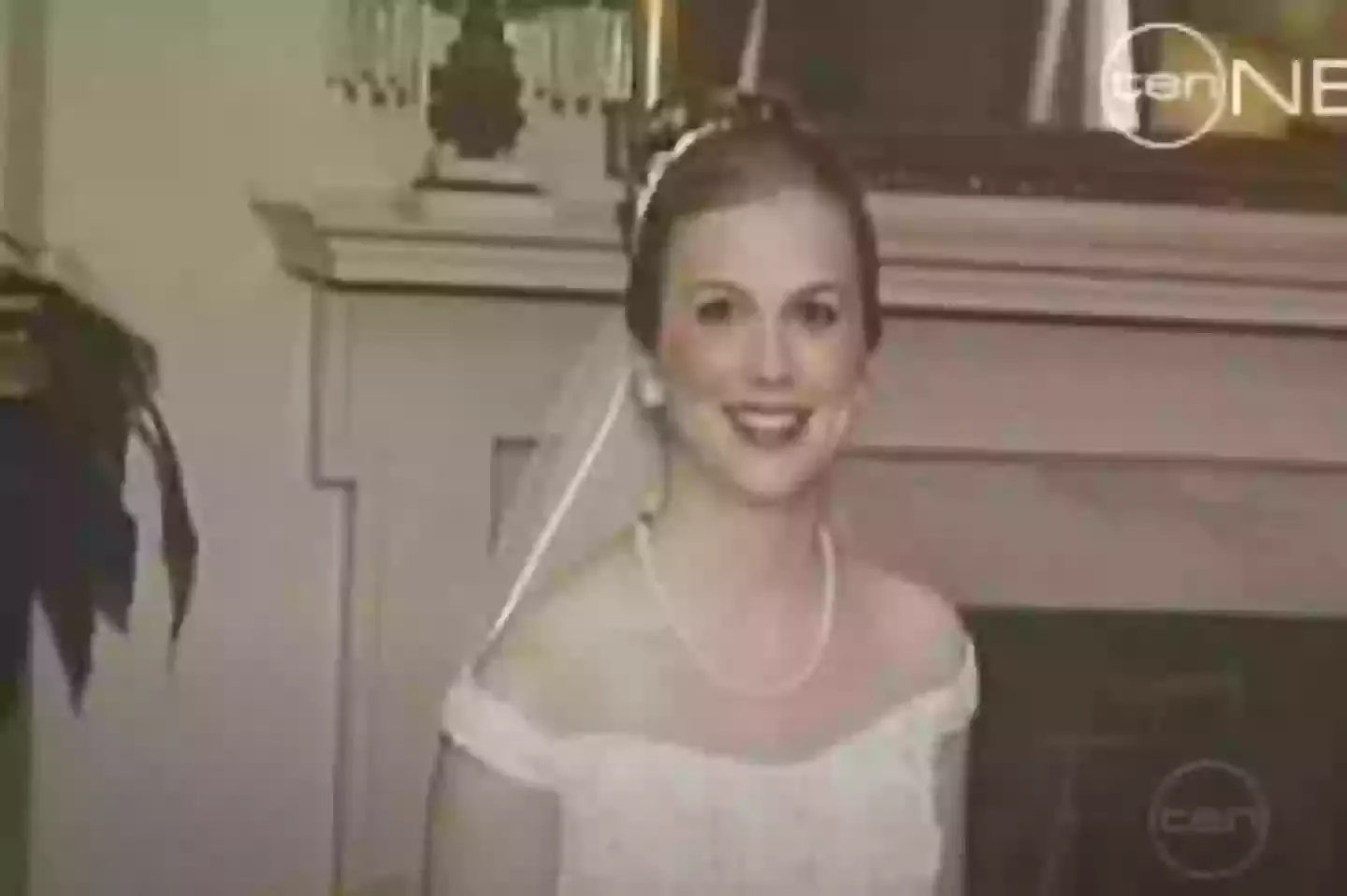 The haunting photo revealed the lifeless body of Tina Watson on her honeymoon on the seabed floor (10 News)