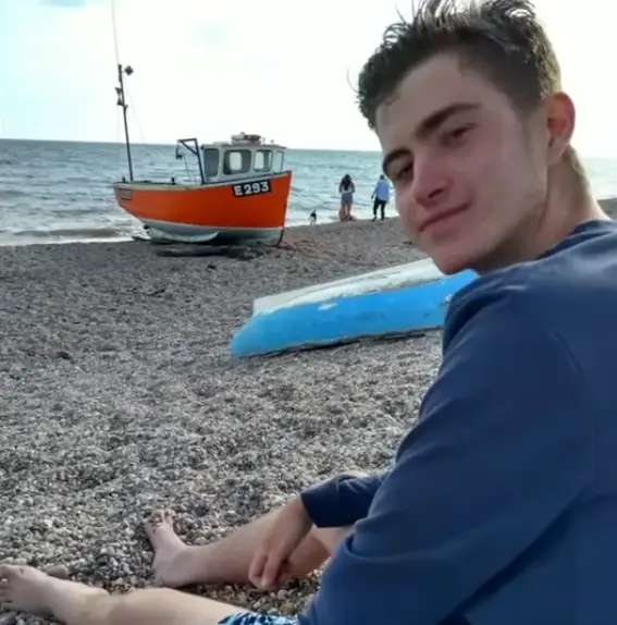 Gus died aged 21 after accidentally taking nitazines (BBC News)