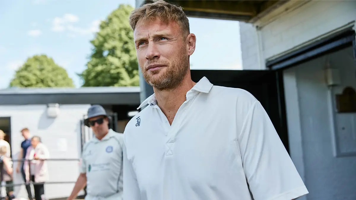 Flintoff mentors the young cricket players. (BBC)