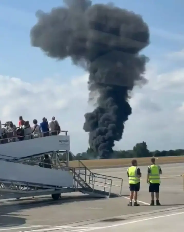 Smoke seen in the aftermath of the crash (X/@agussromagnoli)