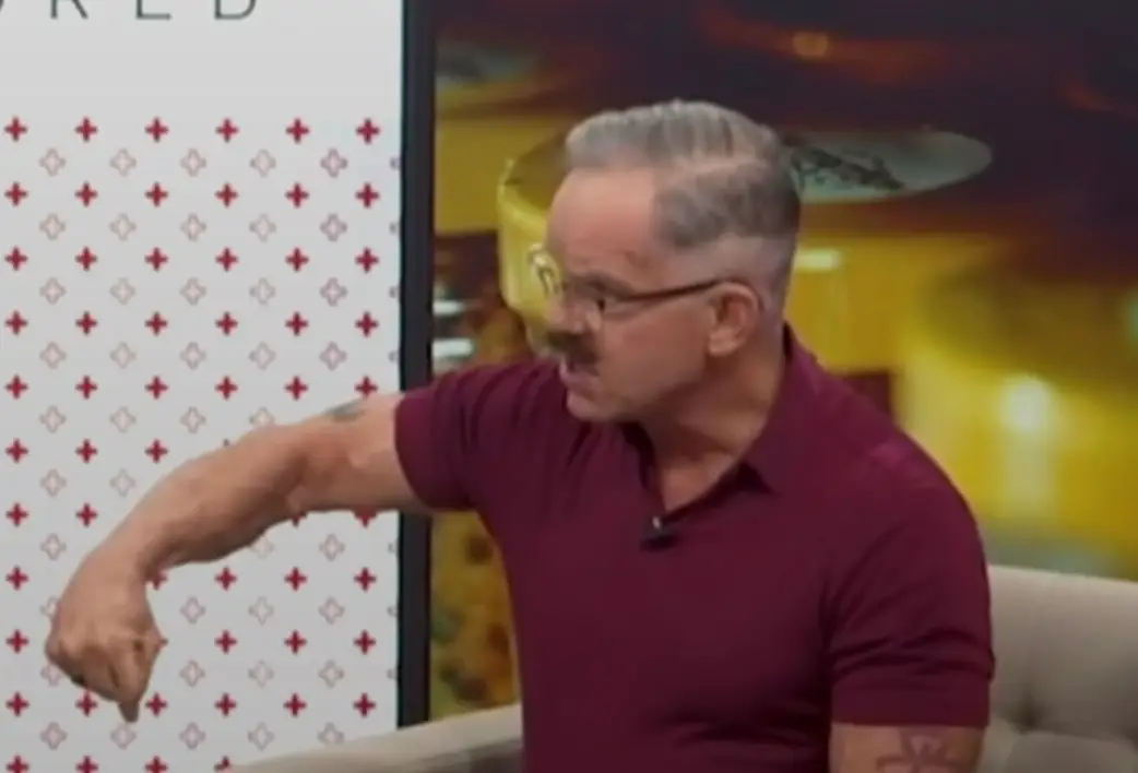 All you need to complete it is some dumbbells and a spare minute (Facebook/Nutrition World)