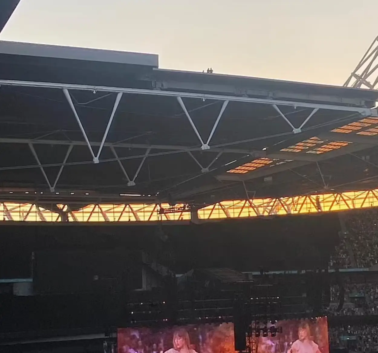 The trio on top of Wembley Stadium caught the attention of Swifties (X/@fireplaceashes)