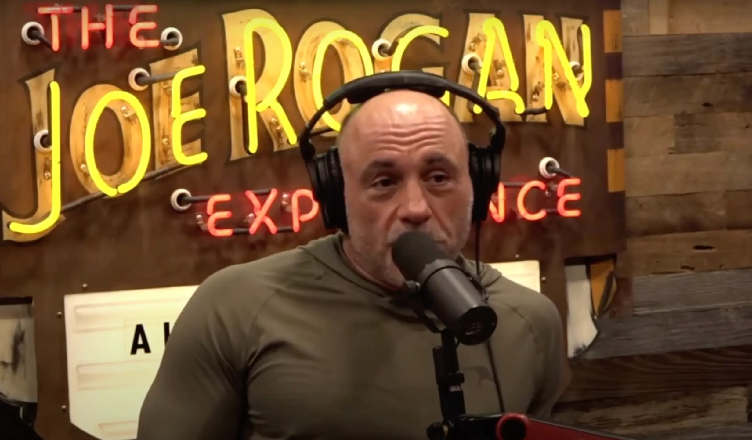 Rogan has praised the return of a certain slur (YouTube/PowerfulJRE)
