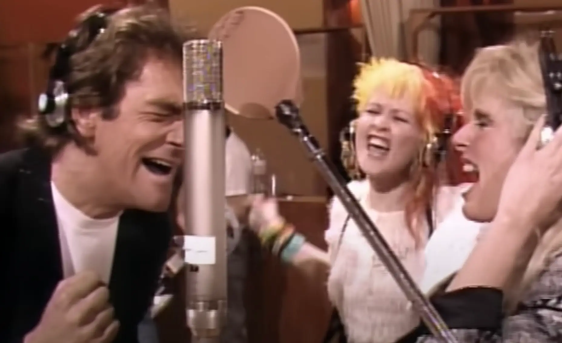 Jackson really didn't appreciate Lewis, Lauper and Carnes harmonising (Netflix)