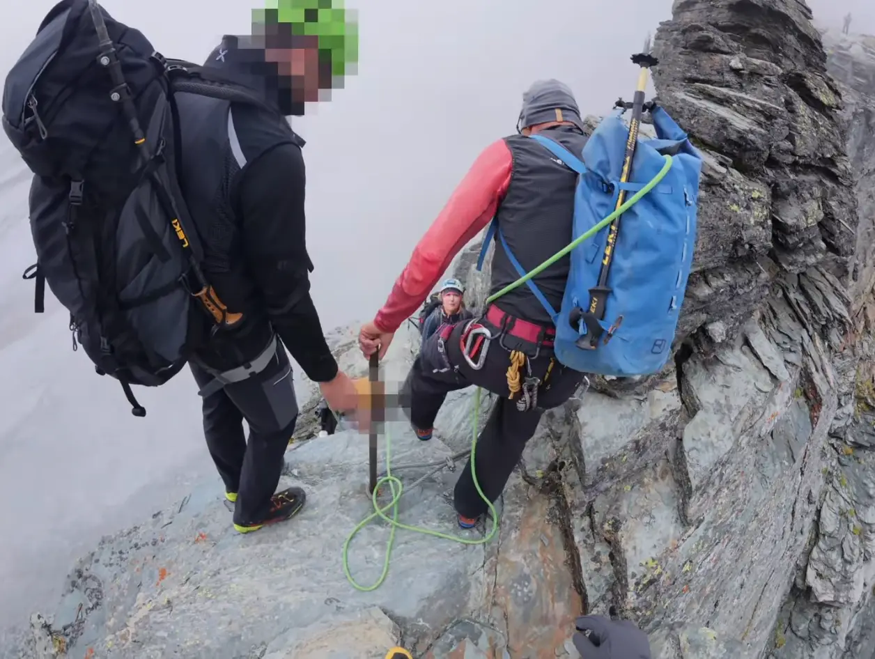 A mountaineering guide threatened to punch an unhappy climber last month (Instagram/szuki_85)