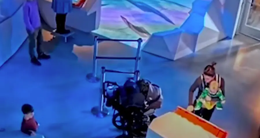 Lindsay seen with her children at an exhibit (CourtTV)