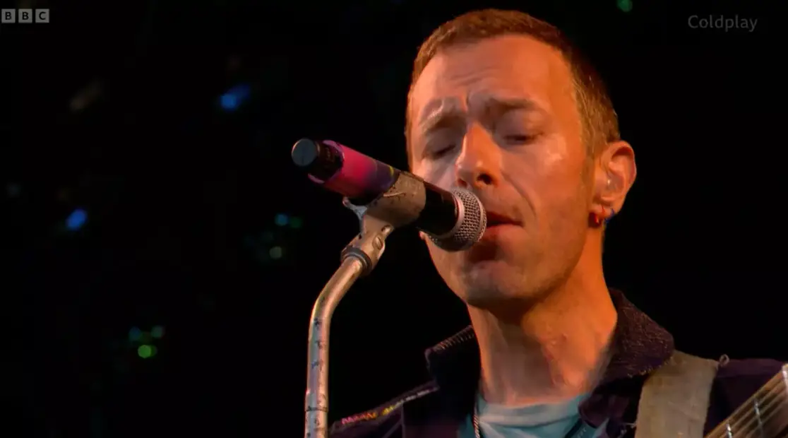 The singer is originally from Exeter, Devon but appeared to have adopted an American accent on stage. (BBC)