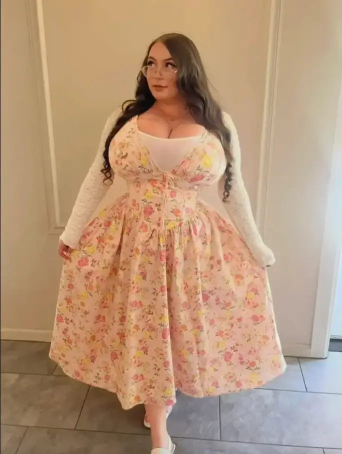 Her 30R chest means she faces hidden costs, including the need to upgrade whenever she flies (Instagram/@scotchdolly97)