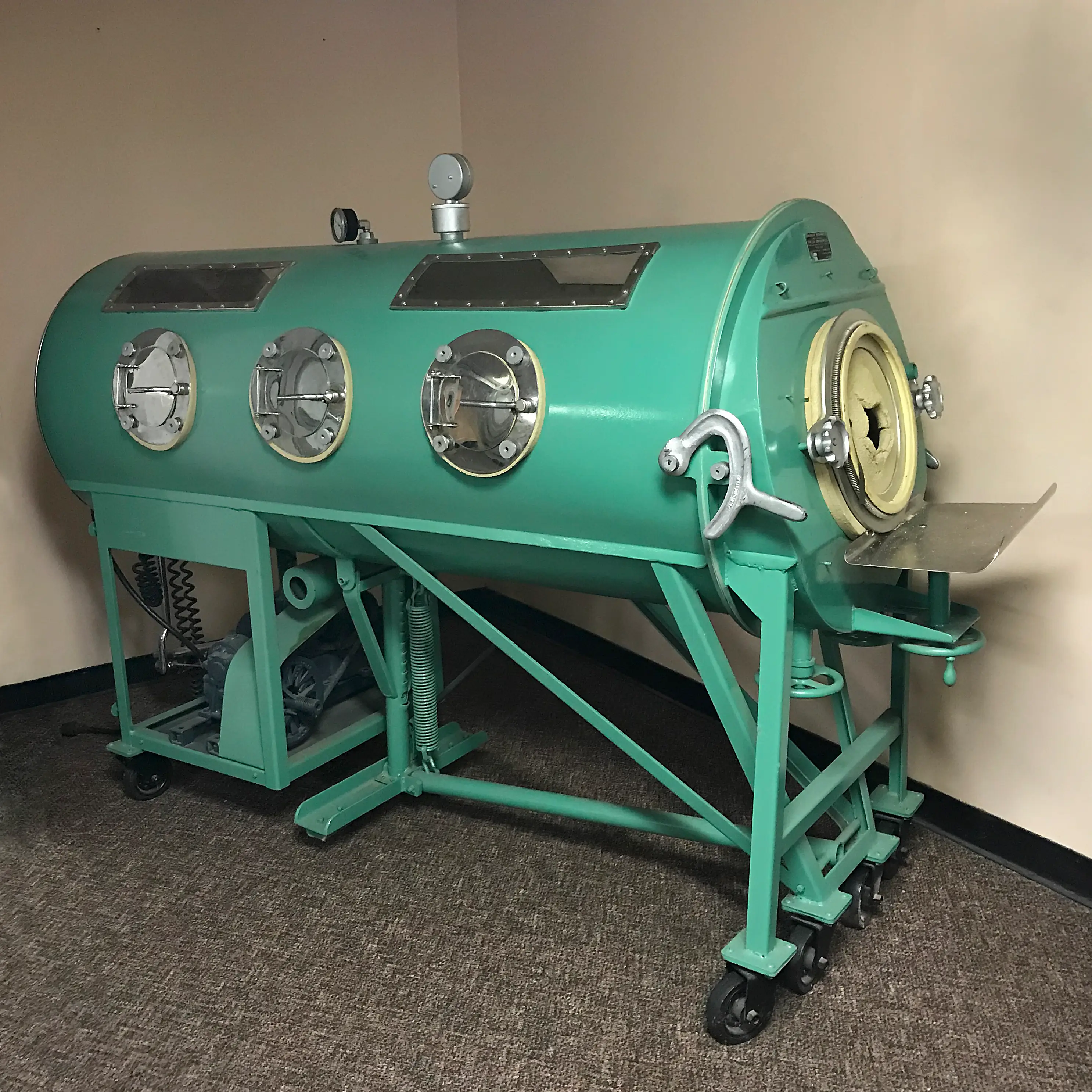 An iron lung. (Getty)