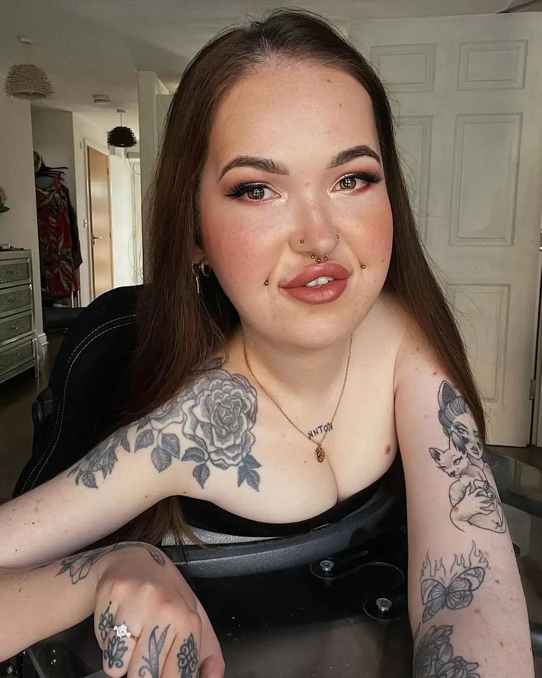 Kartier still lives a fulfilling life and loves going to gigs (@kartierrose/Instagram)